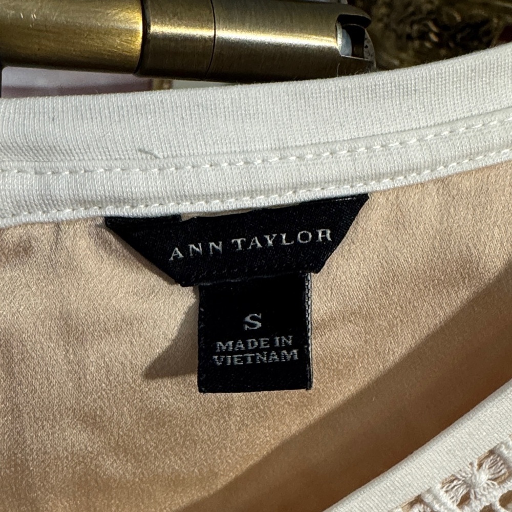 EUC Ann Taylor Cream Lace Panel Ponte Knit Top Super Cute Pretty Lace Front/Back - Picture 5 of 7